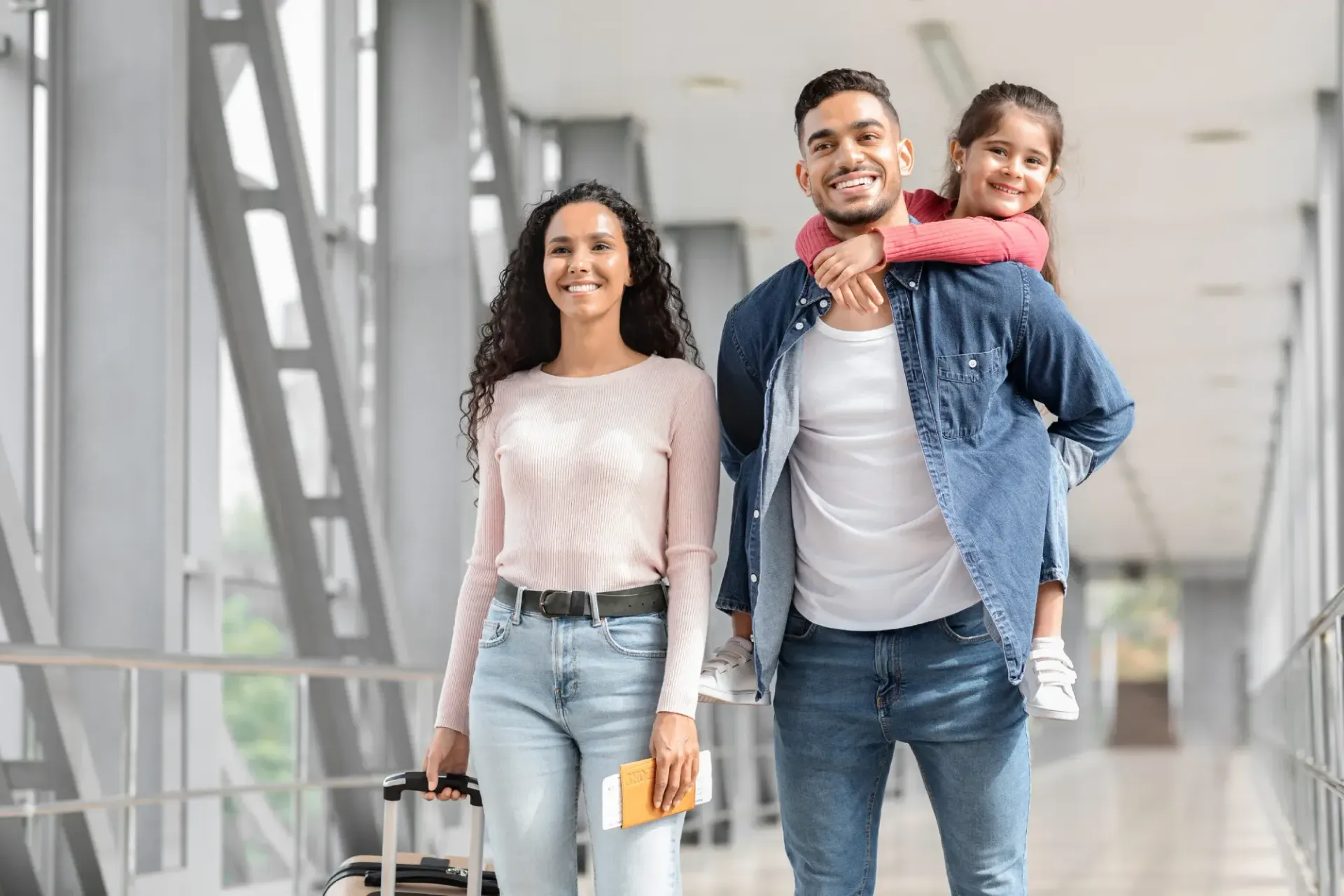 Familia extranjera en el aeropuerto con su visado