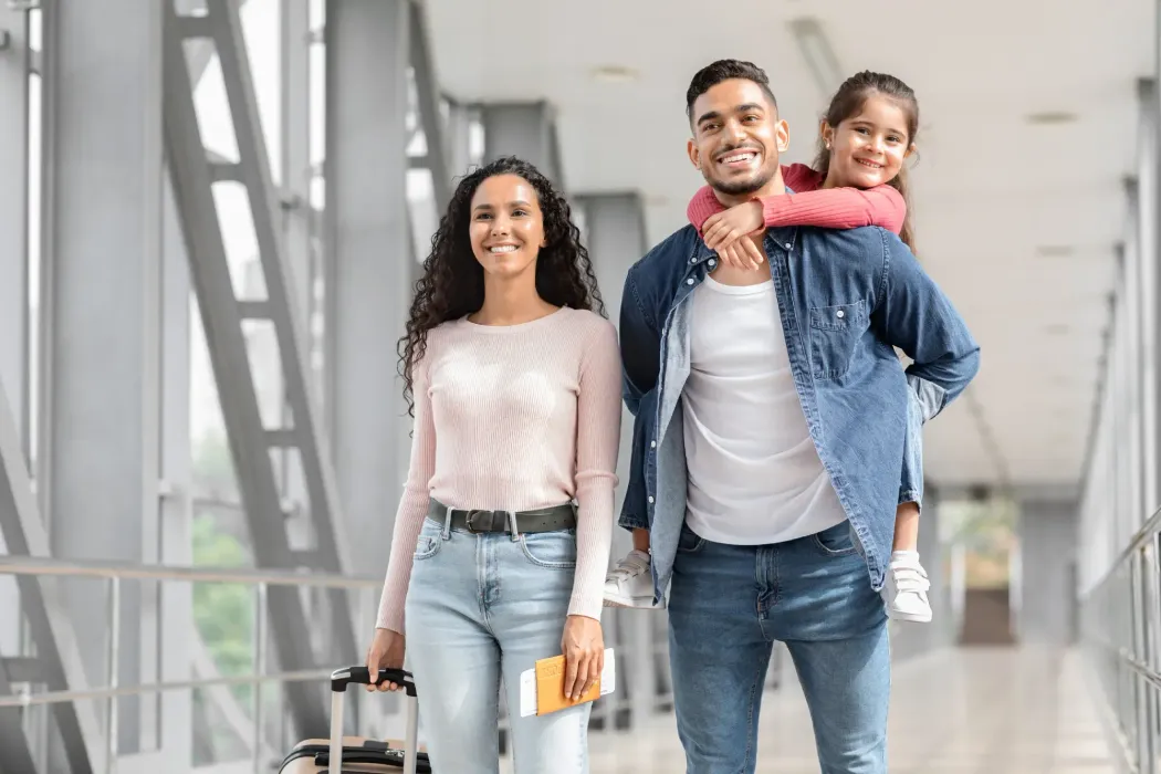 Familia extranjera en el aeropuerto con su visado