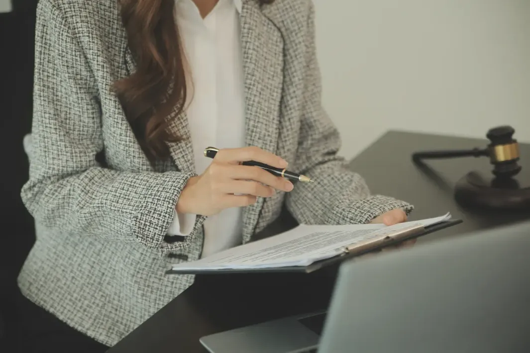 Abogada trabajando con documentación importante