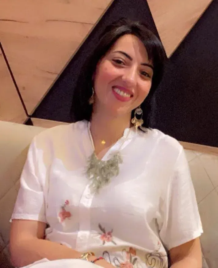 Dándose las manos dos mujeres