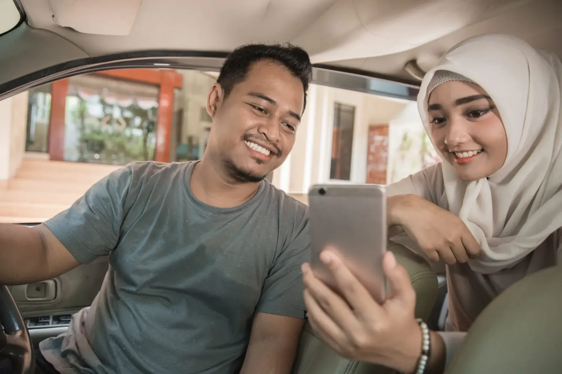 Familia con videollamada y consulta a la abogada