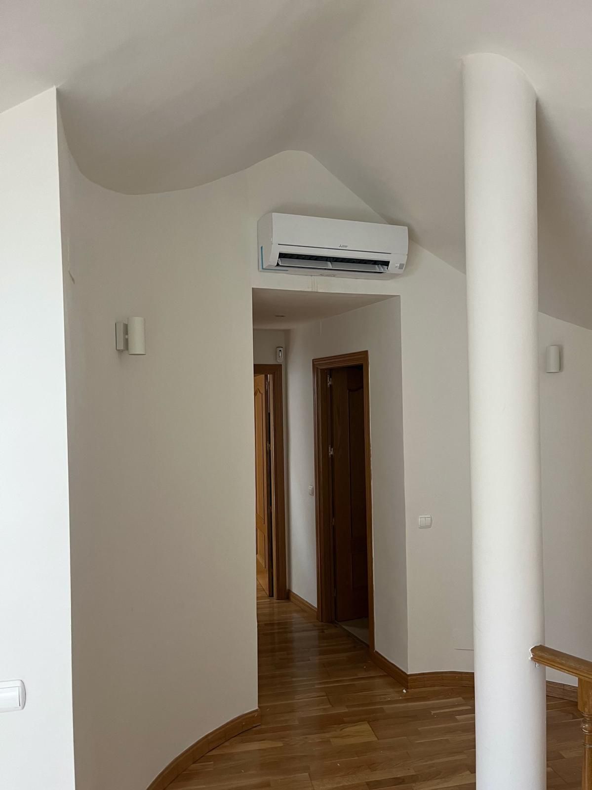 Una habitación con un ventilador de techo colgando del techo.