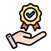 Una mano sostiene una medalla con una marca de verificación.