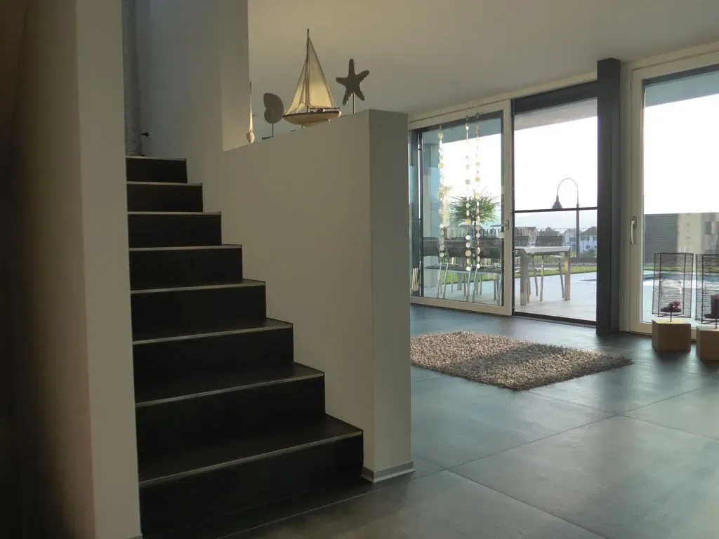 Moderne Terrasse mit hellgrauer Boden