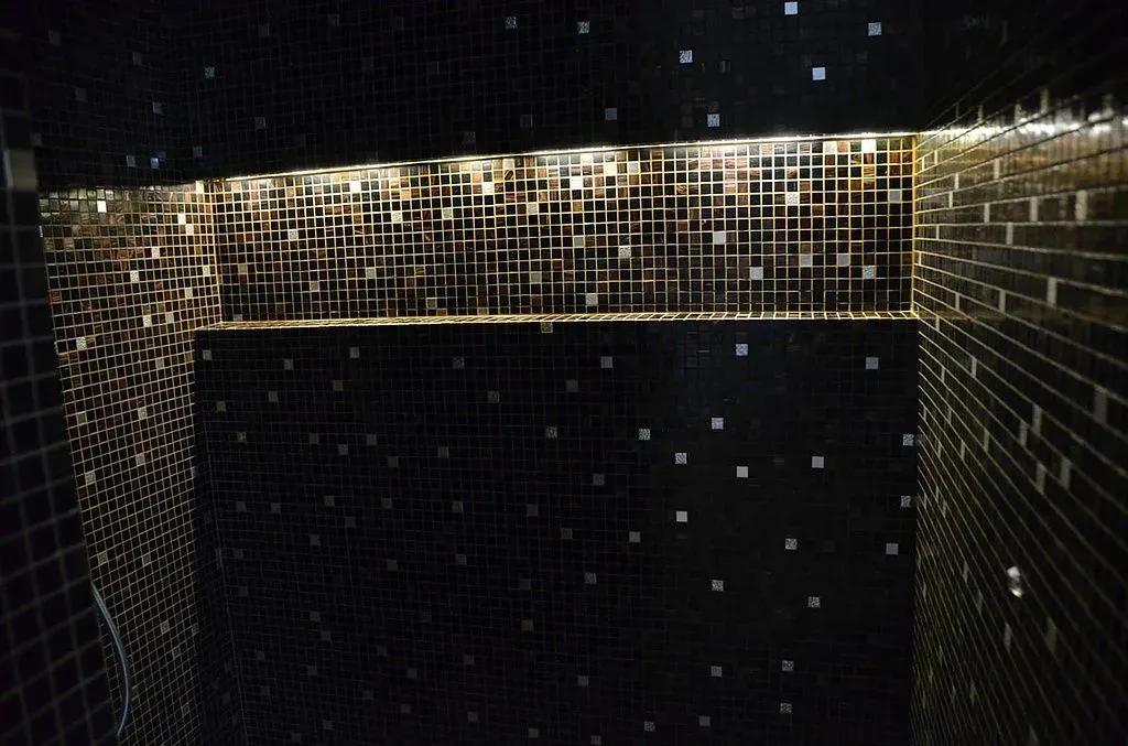 Moderne Terrasse mit hellgrauer Boden