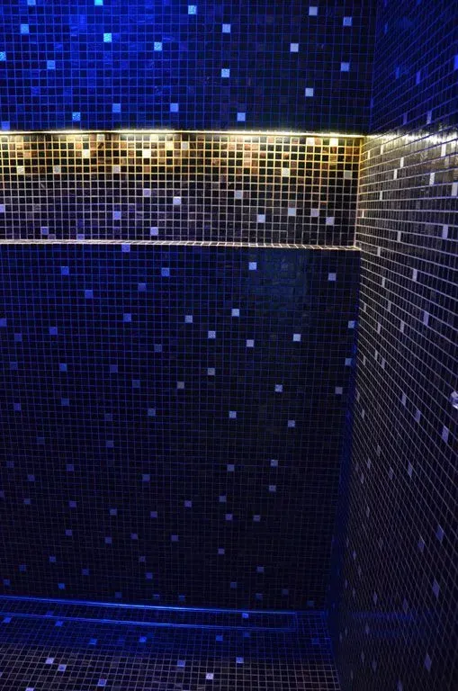 Moderne Terrasse mit hellgrauer Boden