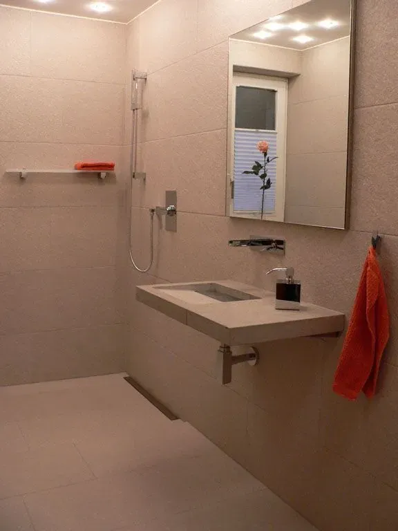 Moderne Terrasse mit hellgrauer Boden