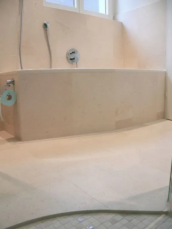 Moderne Terrasse mit hellgrauer Boden