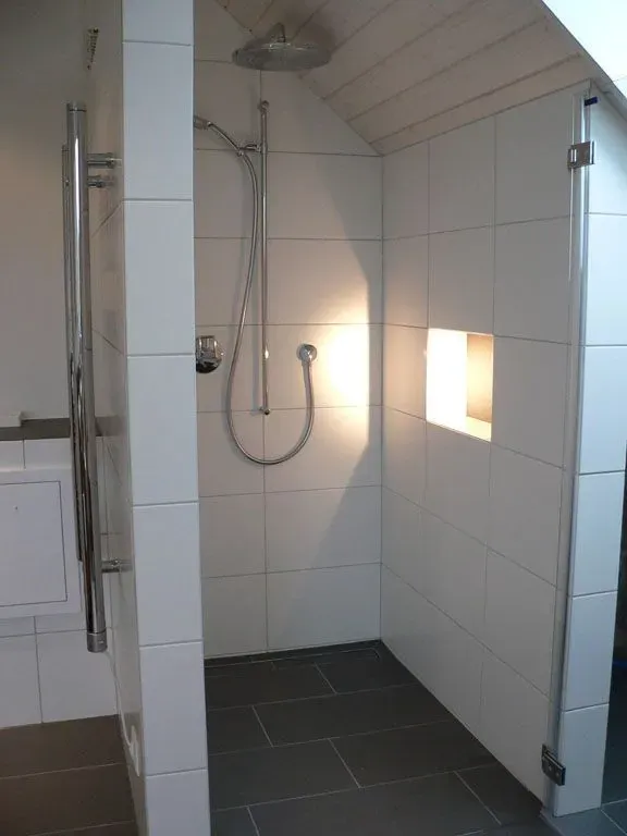 Moderne Terrasse mit hellgrauer Boden