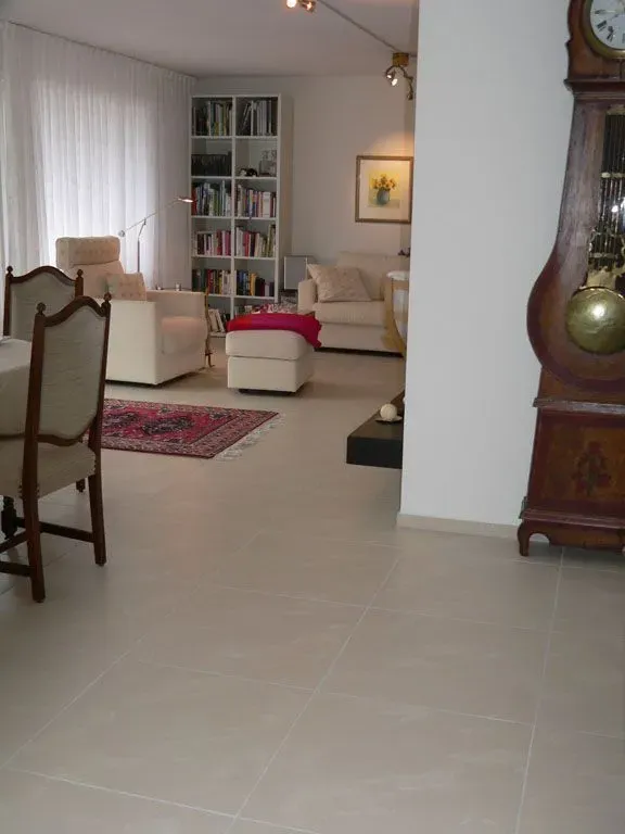 Moderne Terrasse mit hellgrauer Boden