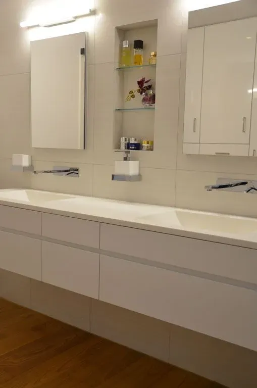 Moderne Terrasse mit hellgrauer Boden