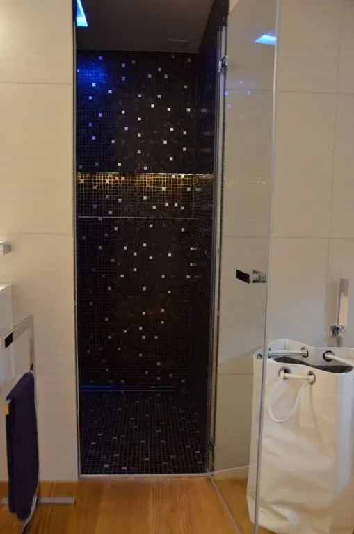 Moderne Terrasse mit hellgrauer Boden