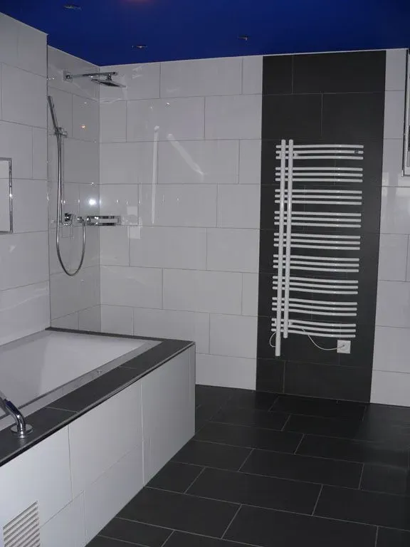 Moderne Terrasse mit hellgrauer Boden