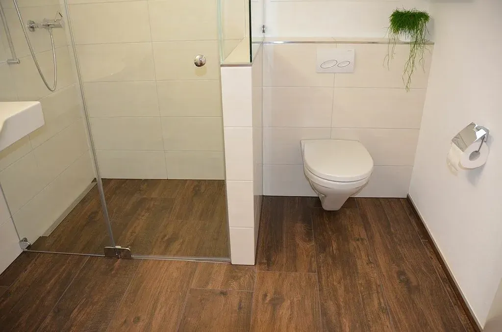 Moderne Terrasse mit hellgrauer Boden