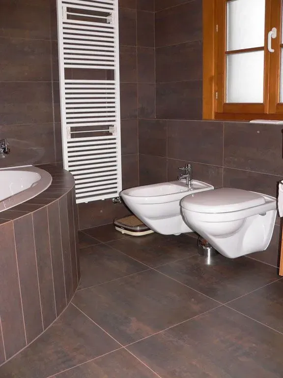 Moderne Terrasse mit hellgrauer Boden