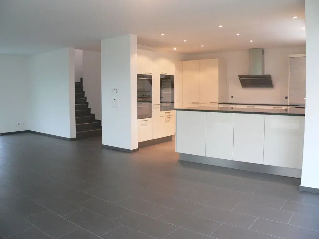 Moderne Terrasse mit hellgrauer Boden