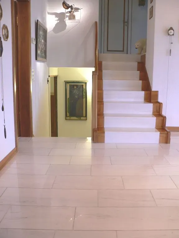 Moderne Terrasse mit hellgrauer Boden