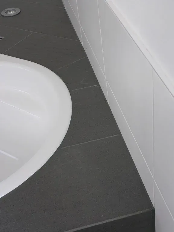 Moderne Terrasse mit hellgrauer Boden