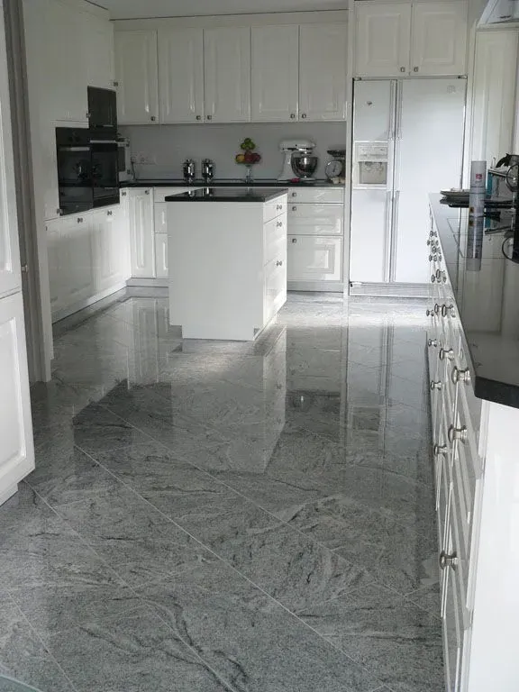 Moderne Terrasse mit hellgrauer Boden