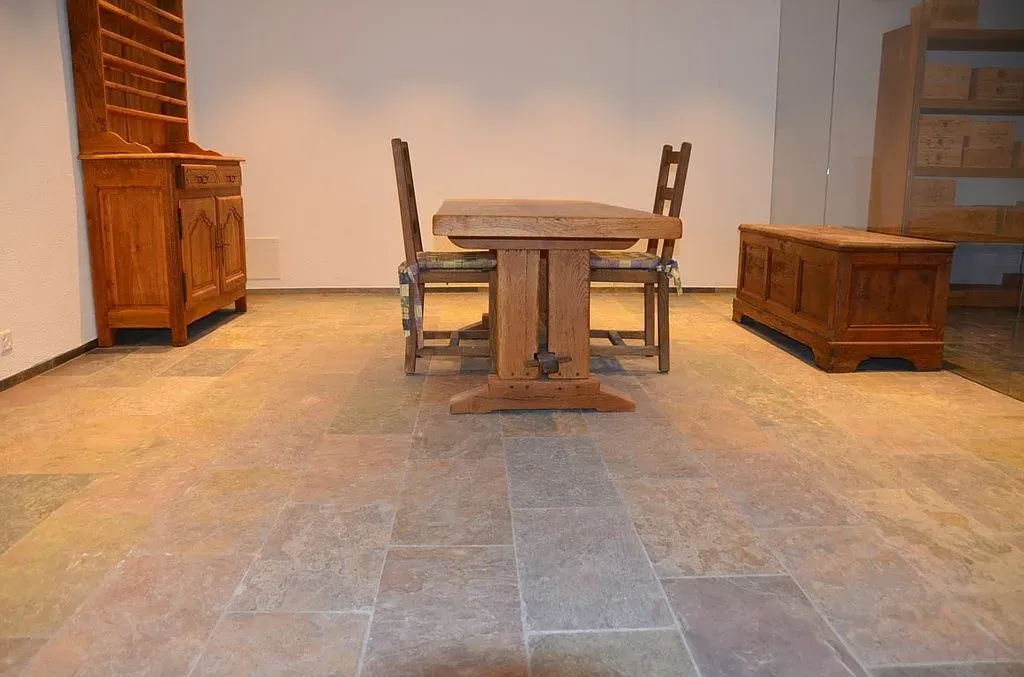 Moderne Terrasse mit hellgrauer Boden