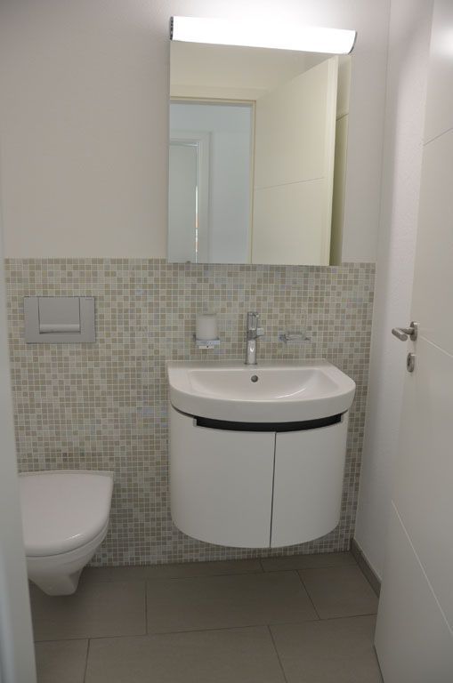 Moderne Terrasse mit hellgrauer Boden