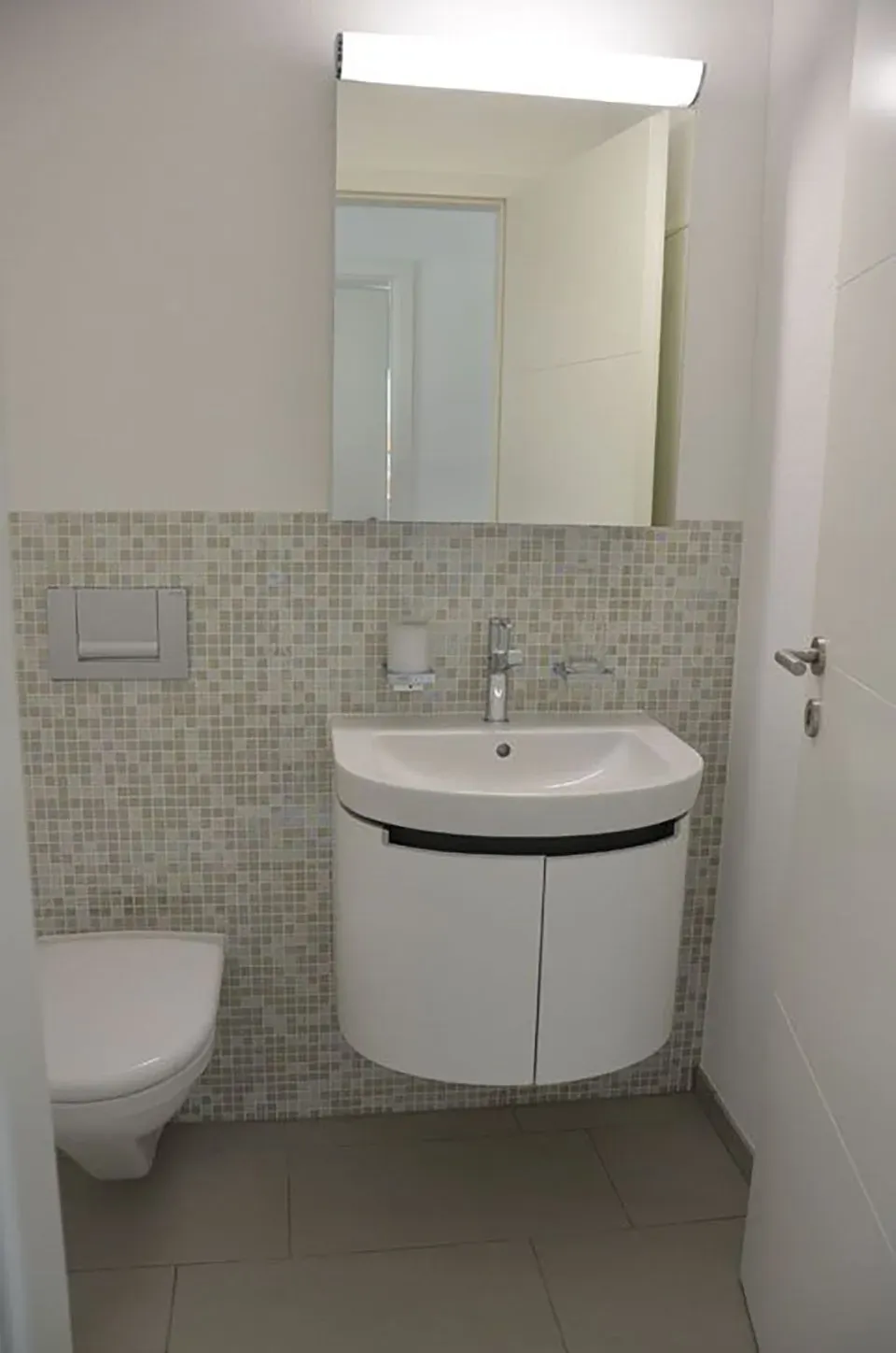 Moderne Terrasse mit hellgrauer Boden