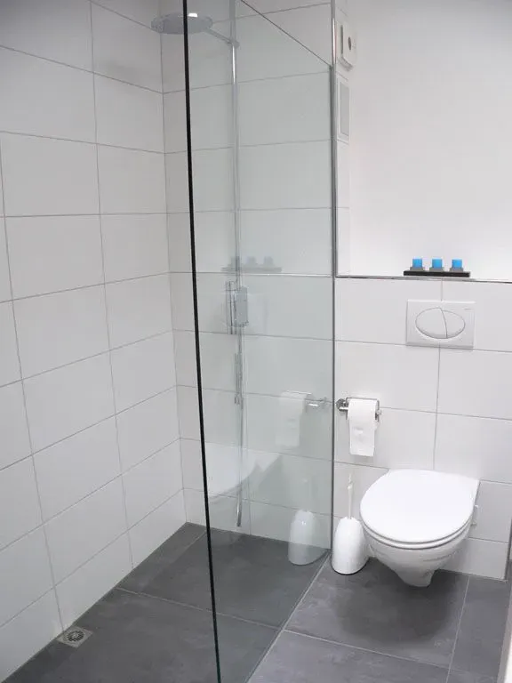 Moderne Terrasse mit hellgrauer Boden