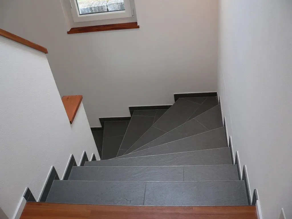 Moderne Terrasse mit hellgrauer Boden