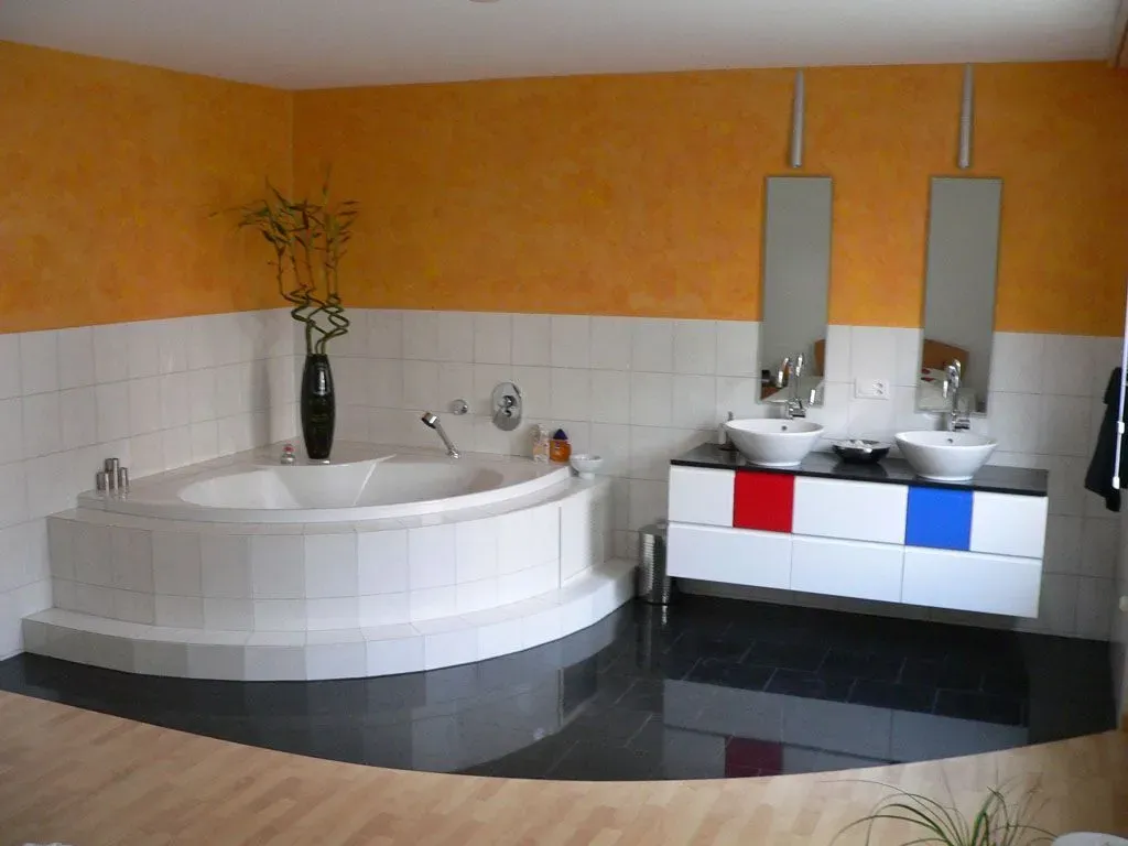 Moderne Terrasse mit hellgrauer Boden