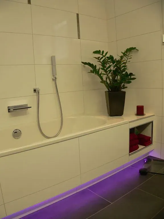 Moderne Terrasse mit hellgrauer Boden