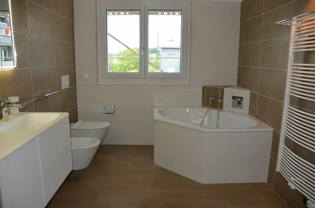 Moderne Terrasse mit hellgrauer Boden