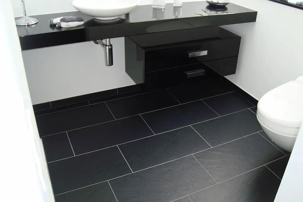 Moderne Terrasse mit hellgrauer Boden