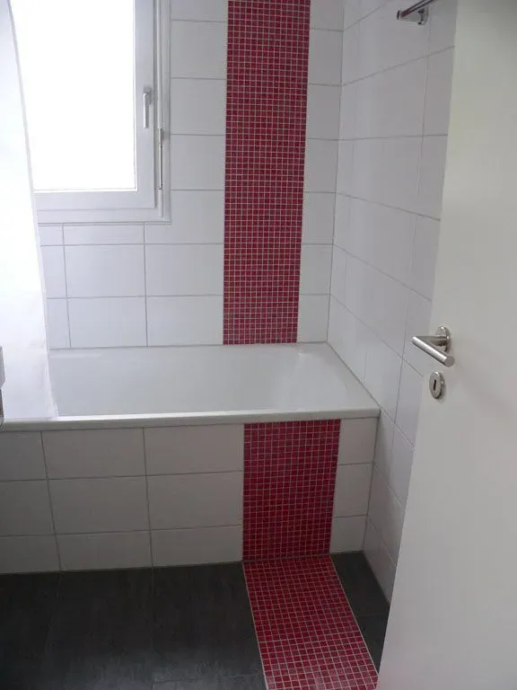 Moderne Terrasse mit hellgrauer Boden