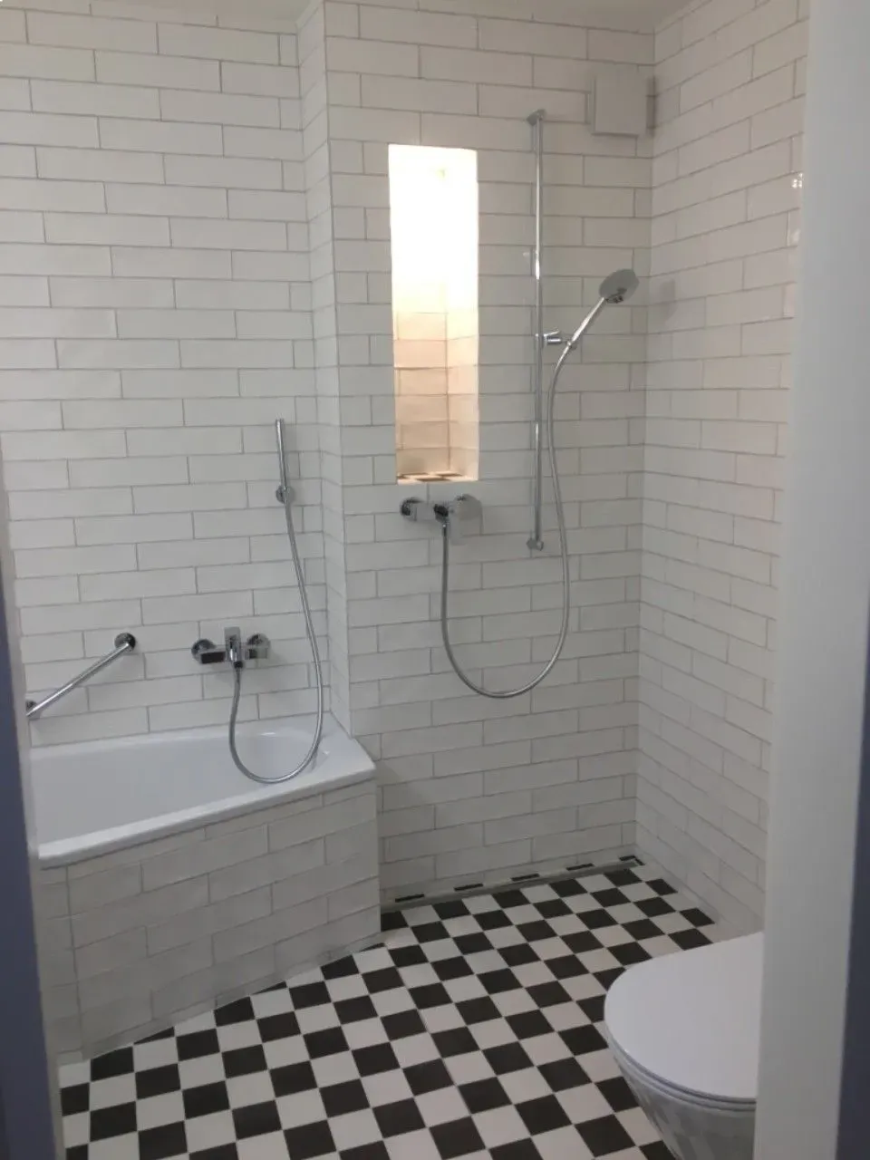 Moderne Terrasse mit hellgrauer Boden