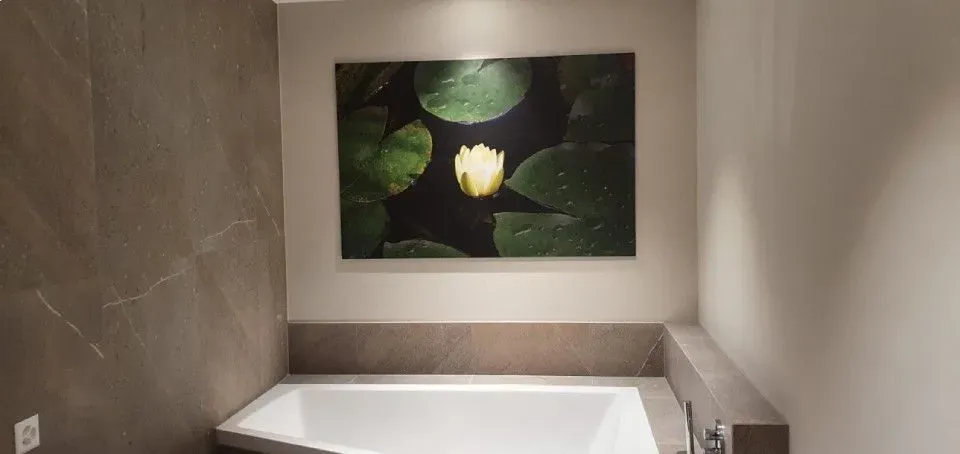 Moderne Terrasse mit hellgrauer Boden