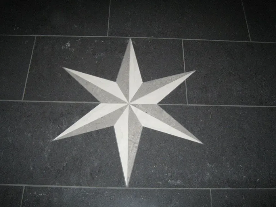 Moderne Terrasse mit hellgrauer Boden