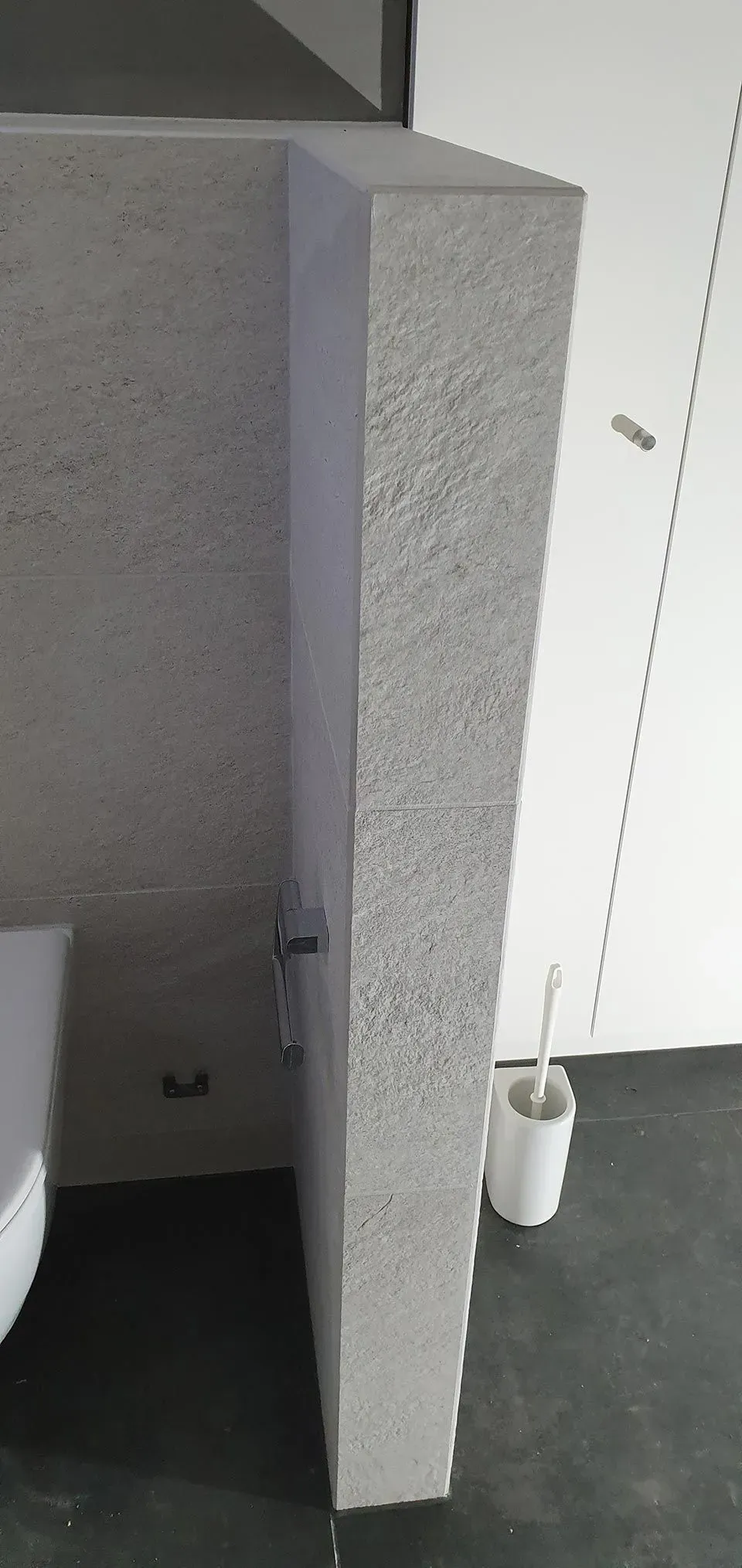 Moderne Terrasse mit hellgrauer Boden