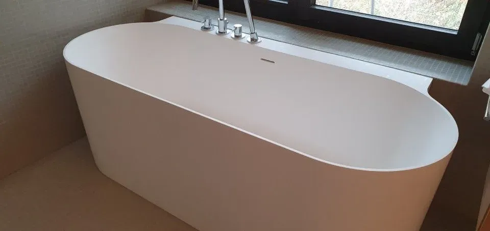 Moderne Terrasse mit hellgrauer Boden