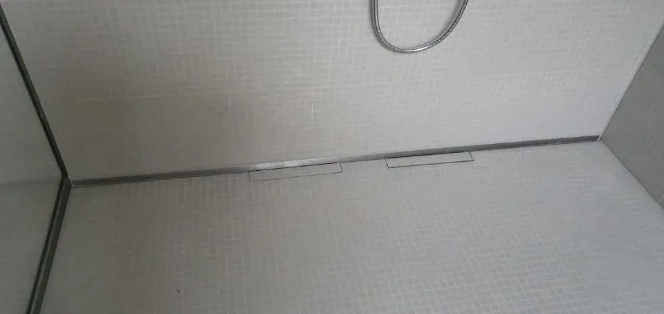 Moderne Terrasse mit hellgrauer Boden