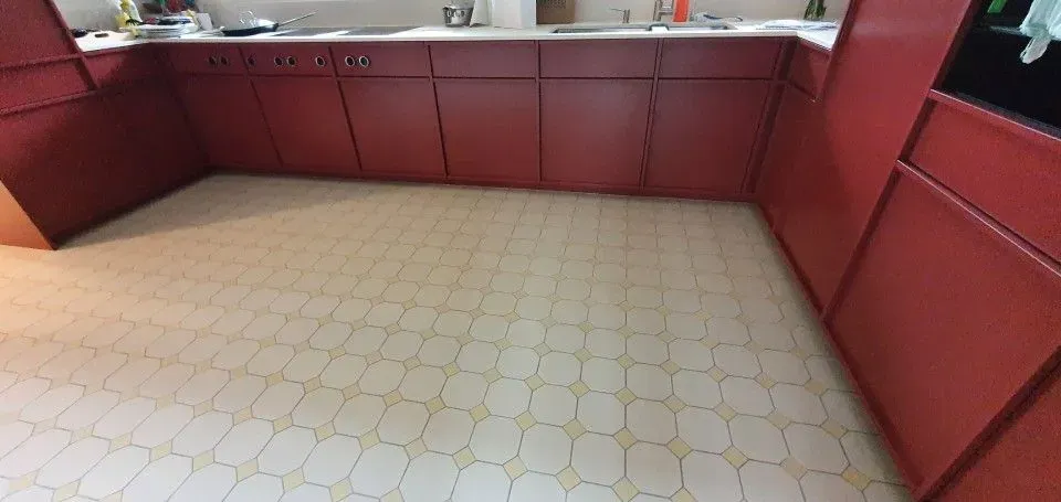 Moderne Terrasse mit hellgrauer Boden