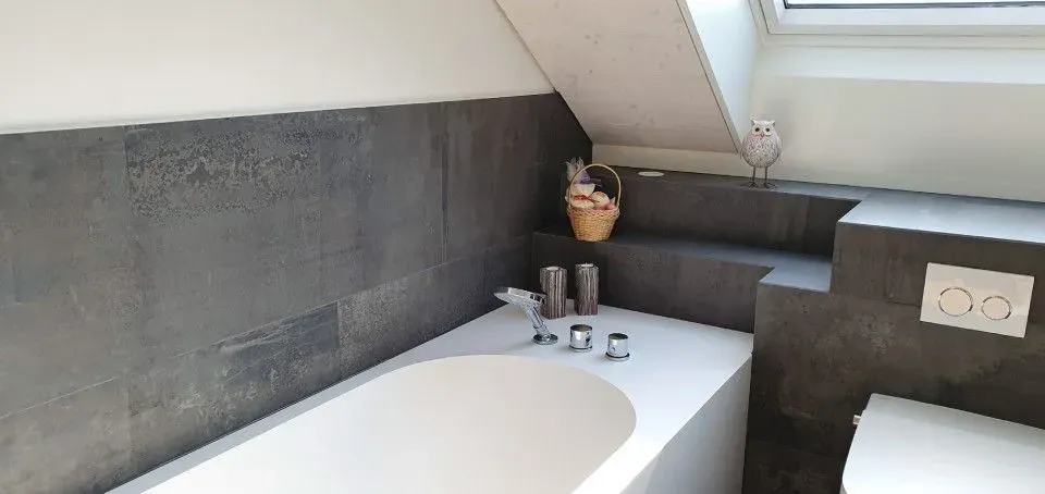 Moderne Terrasse mit hellgrauer Boden