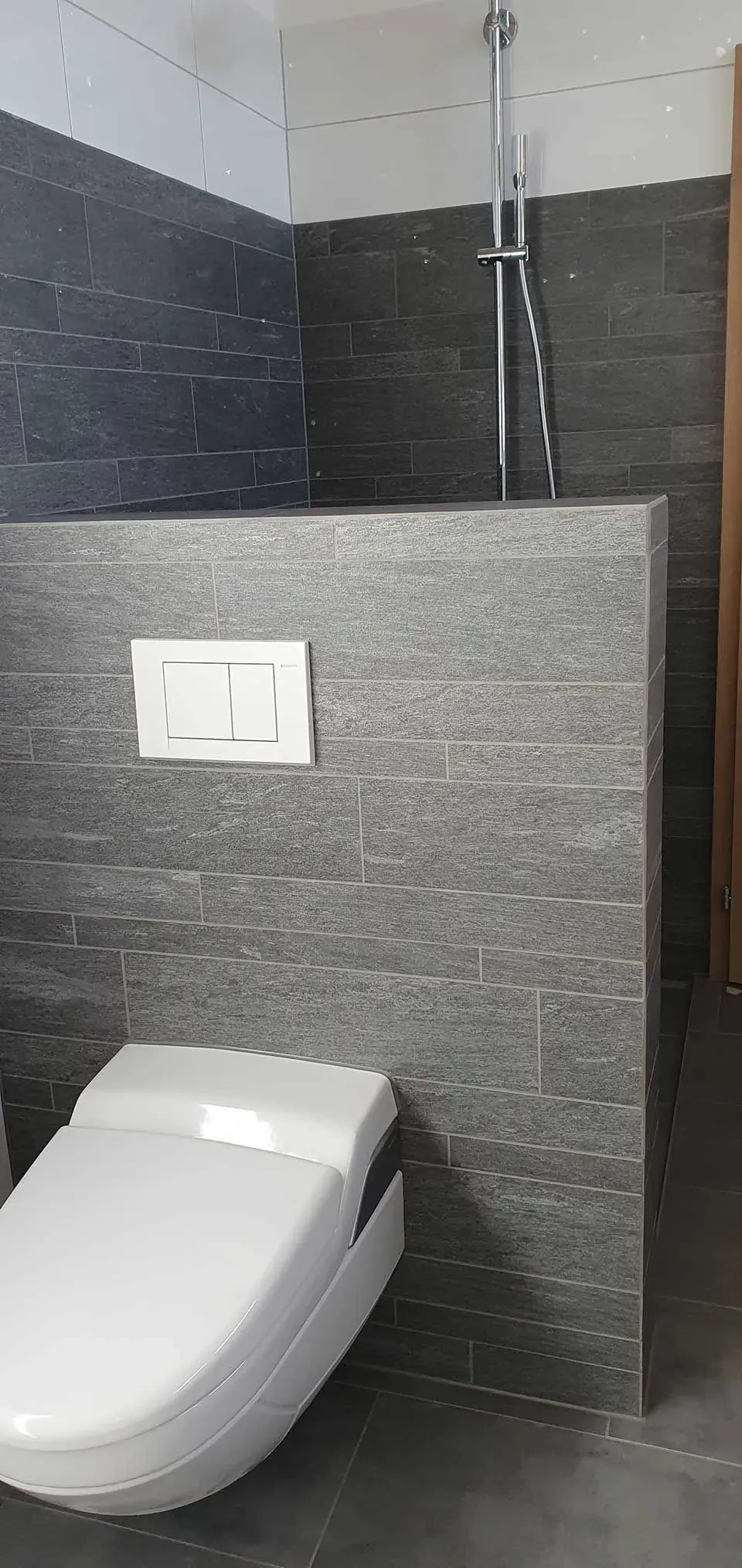 Moderne Terrasse mit hellgrauer Boden