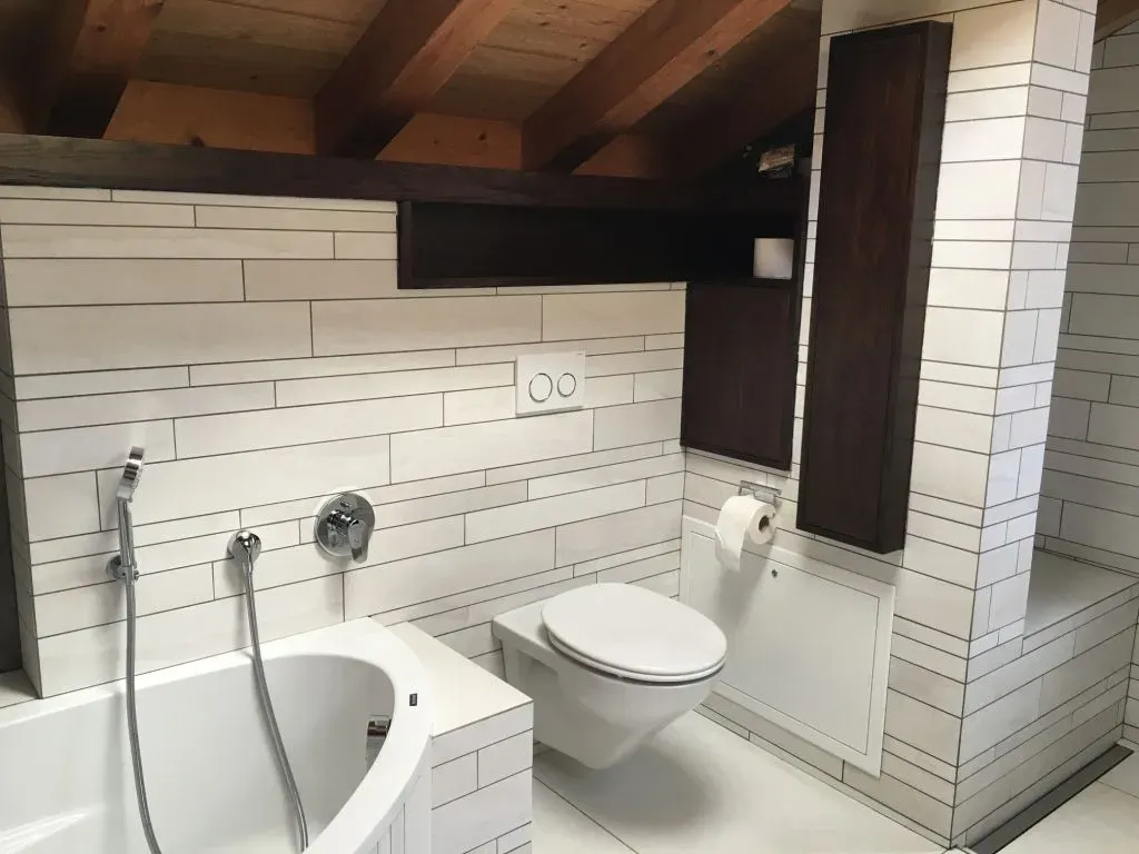 Moderne Terrasse mit hellgrauer Boden