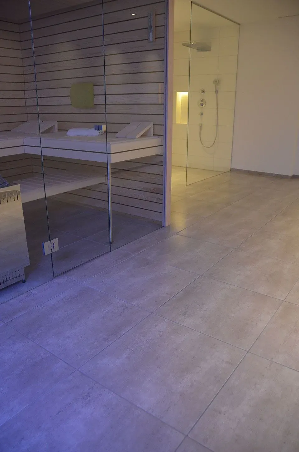 Moderne Terrasse mit hellgrauer Boden