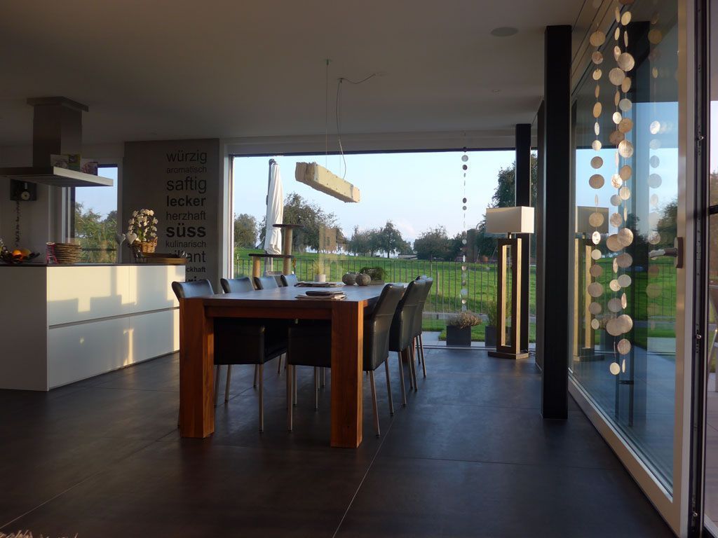 offene Küche mit grossen Bodenfliesen