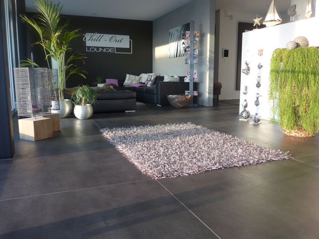 Wohnzimmer mit Bodenfliesen von Schmidmeister Fischer AG