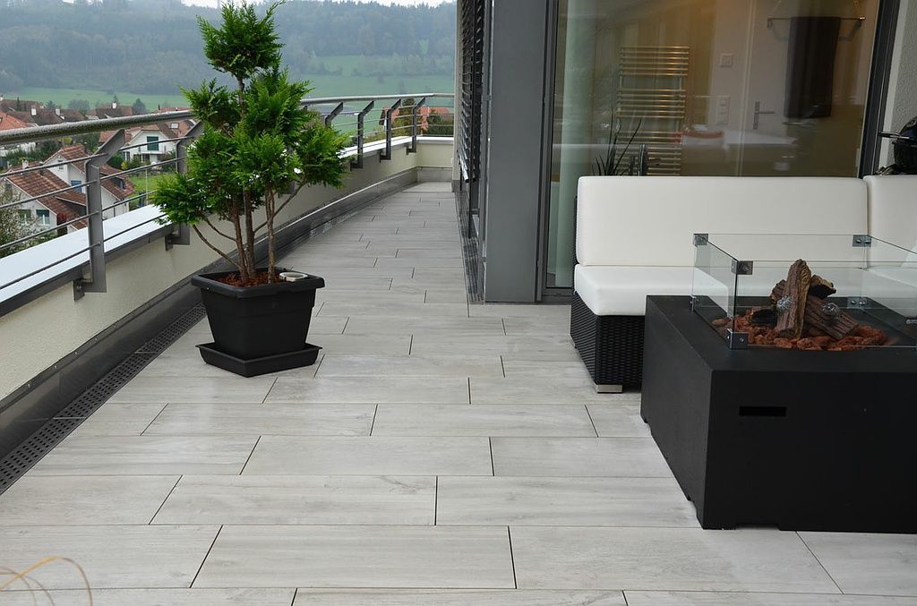 hellgrauer Boden mit Ausblick