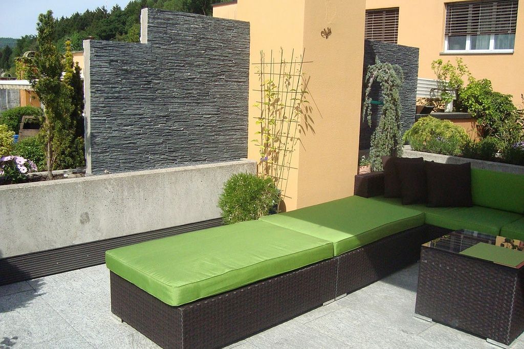 Moderne Terrasse mit hellgrauer Boden 