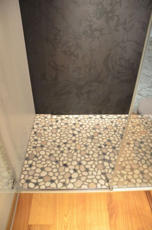 Moderne Terrasse mit hellgrauer Boden