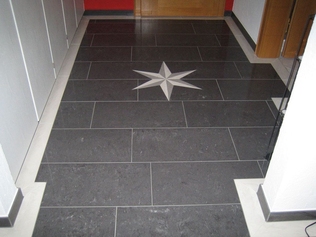 Moderne Terrasse mit hellgrauer Boden